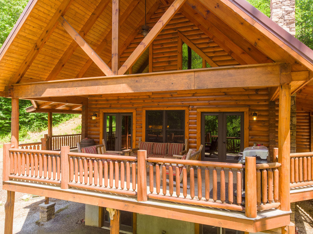 Log home with extended outdoor living area